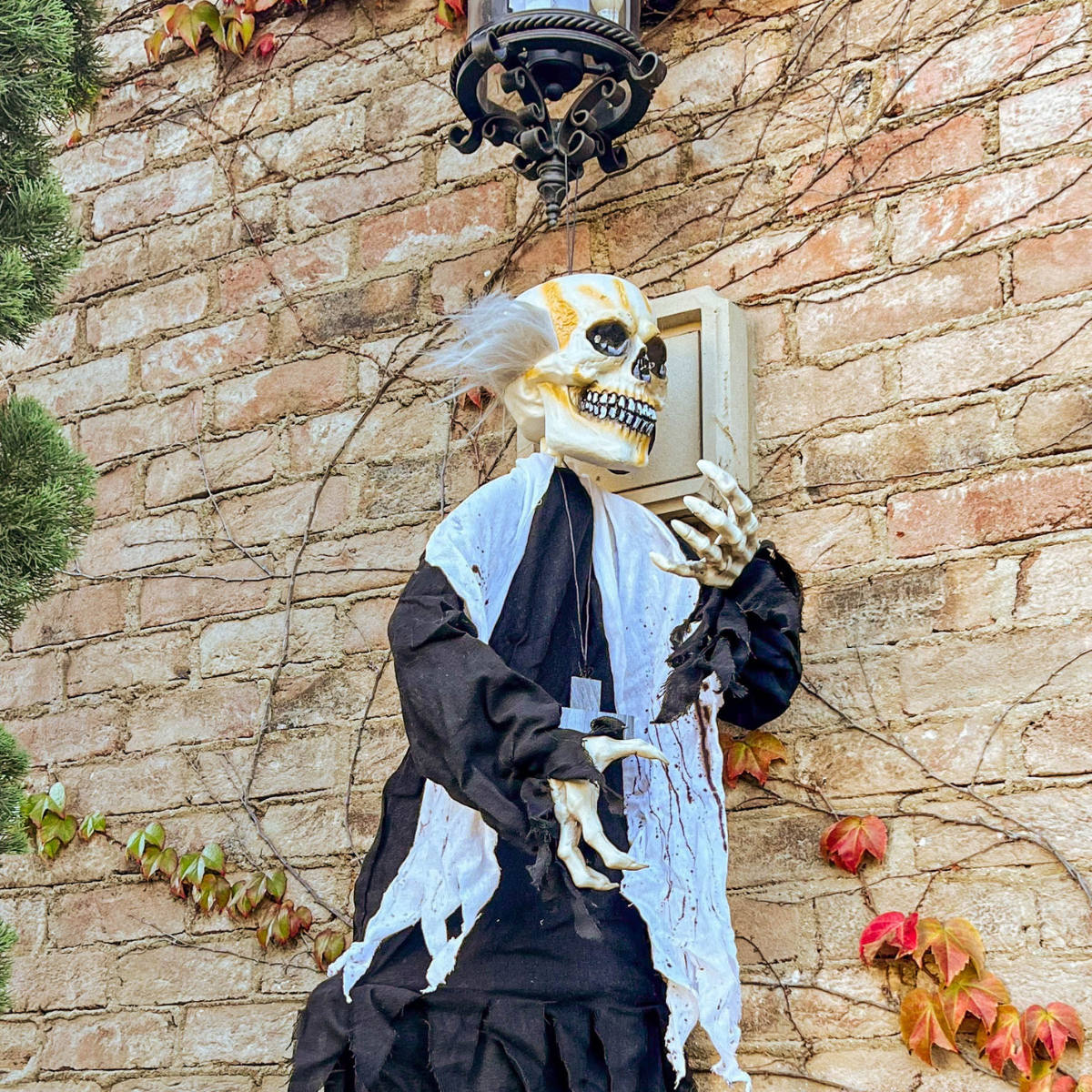 Hanging Halloween Priest - Wholesale