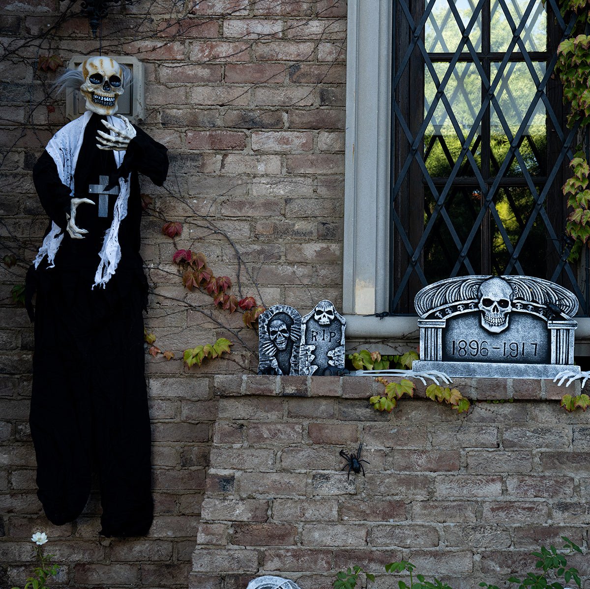 Hanging Halloween Priest - PopFun